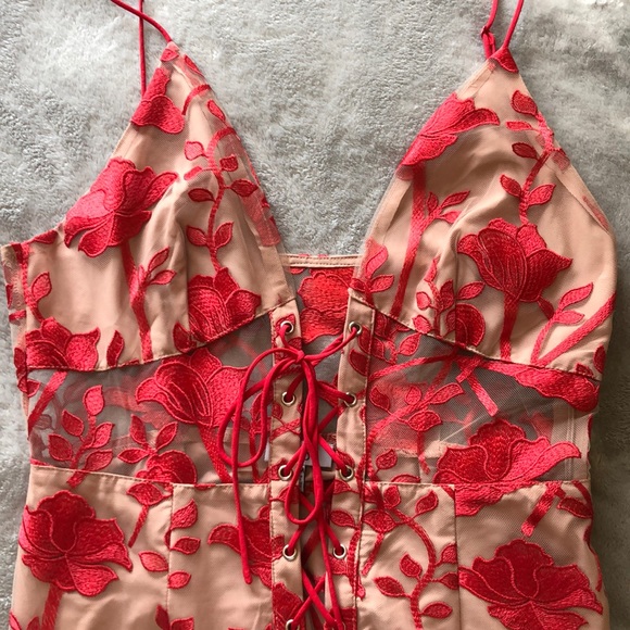 TOBI - CUT TIES RED & NUDE LACE UP BODYCON DRESS - Picture 4 of 6